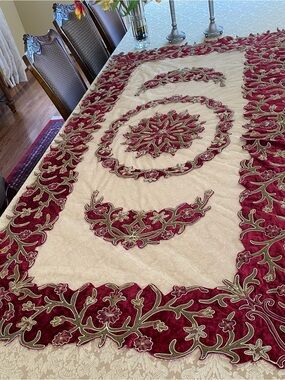 Elegant tablecloth accent